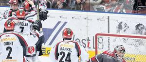 Das Tor zum Titel. Florian Busch hat zum 2:1 für die Eisbären getroffen, Kölns inzwischen verstorbener Torwart Robert Müller (rechts) war machtlos und die Berliner zum dritten Mal Deutscher Meister. 