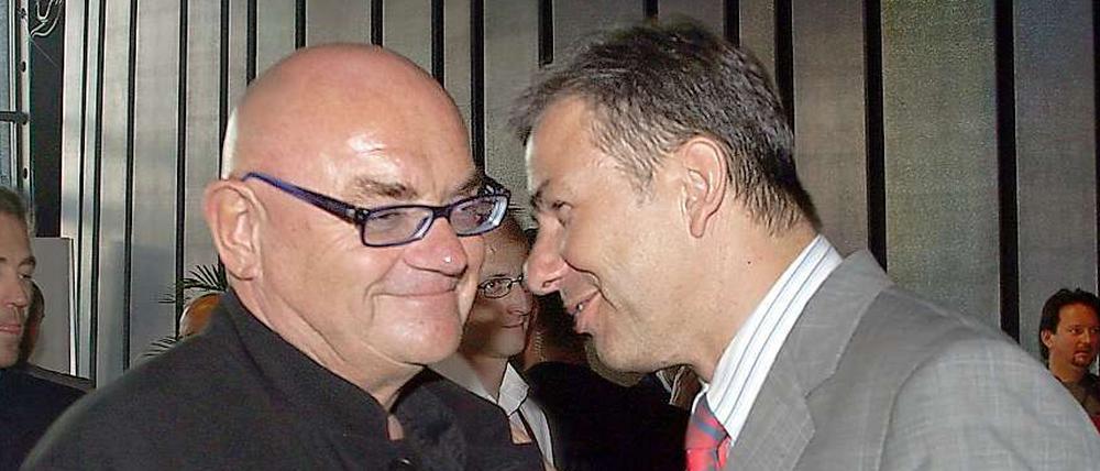 Klaus Wowereit mit Partyveranstalter Schmidt. Die Berliner Politik ist gespalten über den Besuch Wowereits auf Schmidts Finca in Spanien. 