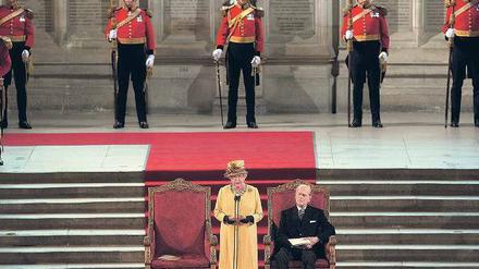 „Zähigkeit, Einfallsreichtum, Toleranz.“ Königin Elisabeth II. in der Westminster Hall. Rechts: Prinz Philip. 