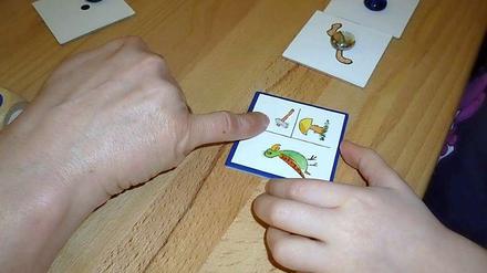 In der Marzahner Kita Kunterbunt werden einige der Kinder mit gezielten Angeboten in Kleingruppen zusätzlich sprachlich gefördert. Zum Beispiel beim Brettspiel.