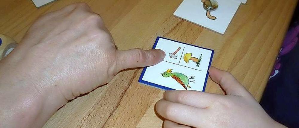 In der Marzahner Kita Kunterbunt werden einige der Kinder mit gezielten Angeboten in Kleingruppen zusätzlich sprachlich gefördert. Zum Beispiel beim Brettspiel.