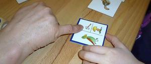 In der Marzahner Kita Kunterbunt werden einige der Kinder mit gezielten Angeboten in Kleingruppen zusätzlich sprachlich gefördert. Zum Beispiel beim Brettspiel.