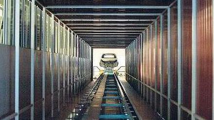 Wenig Licht am Ende des Tunnels. Trotz des hart erkämpften Sanierungsvertrags, der bis 2014 gilt, scheint bei Opel alles offen zu sein. Die Beschäftigten fürchten wieder um ihre Jobs. 
