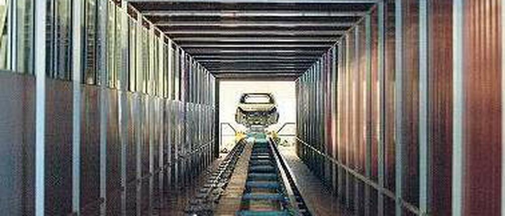 Wenig Licht am Ende des Tunnels. Trotz des hart erkämpften Sanierungsvertrags, der bis 2014 gilt, scheint bei Opel alles offen zu sein. Die Beschäftigten fürchten wieder um ihre Jobs.