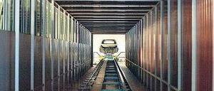 Wenig Licht am Ende des Tunnels. Trotz des hart erkämpften Sanierungsvertrags, der bis 2014 gilt, scheint bei Opel alles offen zu sein. Die Beschäftigten fürchten wieder um ihre Jobs. 