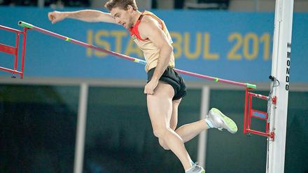 „Air Otto“ übersprang 5,80 Meter und sicherte sich den zweiten Platz bei der Leichtathletik-WM in Istanbul.