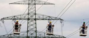 Stromnetze. In Deutschland gibt es 35.000 Kilometer Hochspannungsleitungen.