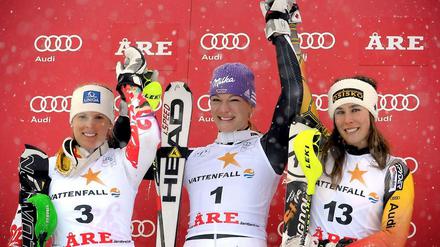 Maria Höfl-Riesch (m.) jubelt gemeinsam mit der Zweitplatzierten Veronika Zuzulova (l.) und der Drittplatzierten Marie-Michele Gagnon (r.).
