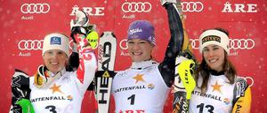 Maria Höfl-Riesch (m.) jubelt gemeinsam mit der Zweitplatzierten Veronika Zuzulova (l.) und der Drittplatzierten Marie-Michele Gagnon (r.).