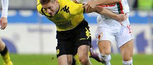 Der Dortmunder Jakub Blaszczykowski (l.) im Laufduell mit dem Augsburger Matthias Ostrzolek (r.).