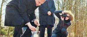 Gedenken. Yakov Hadas-Handelsman am Gleis 17 am Bahnhof Grunewald. Foto: dpa