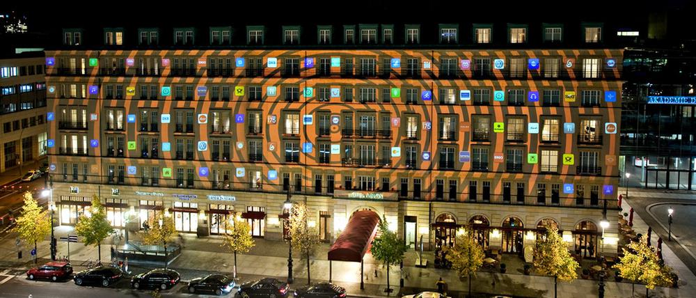 Firmenlogos auf dem Hotel Adlon.