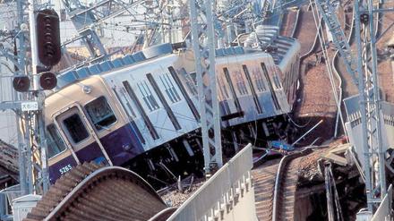 Erdbebenwellen. Im Januar 1995 wurde die japanische Stadt Kobe von heftigen Erschütterungen getroffen. Das Land ist seismisch besonders gefährdet.