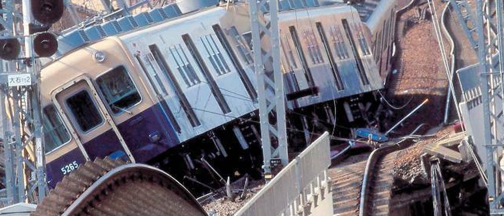 Erdbebenwellen. Im Januar 1995 wurde die japanische Stadt Kobe von heftigen Erschütterungen getroffen. Das Land ist seismisch besonders gefährdet.