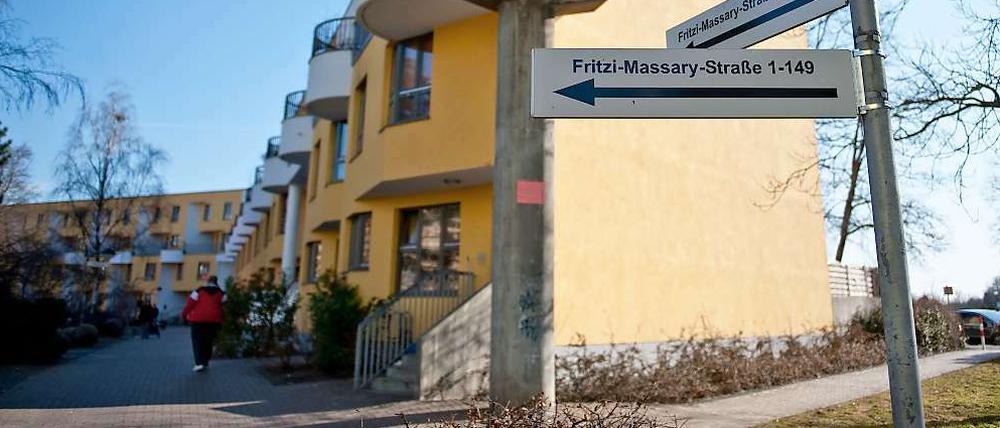 Im Kiez rund um die "Weiße Siedlung" ist die Erschütterung groß, nachdem ein Mann erstochen wurde.