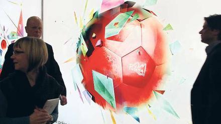 Am Ball. Im Sommer ist Europameisterschaft in Polen und der Ukraine – die Aussteller auf der Tourismusbörse haben sich darauf eingestellt. Foto: dpa/Wolfgang Kumm