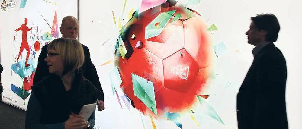Am Ball. Im Sommer ist Europameisterschaft in Polen und der Ukraine – die Aussteller auf der Tourismusbörse haben sich darauf eingestellt. Foto: dpa/Wolfgang Kumm
