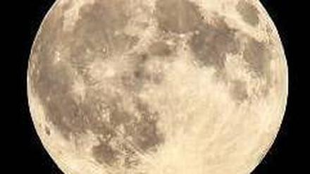 Immer das Gleiche. Seit Urzeiten zeigt uns der Mond ein und dieselbe Seite.