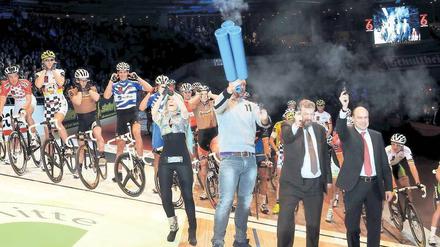 Bloß nicht erschrecken. Diskusweltmeister Robert Harting eröffnet das 101. Berliner Sechstagerennen mit der ganz großen blauen Wumme. Foto: dapd