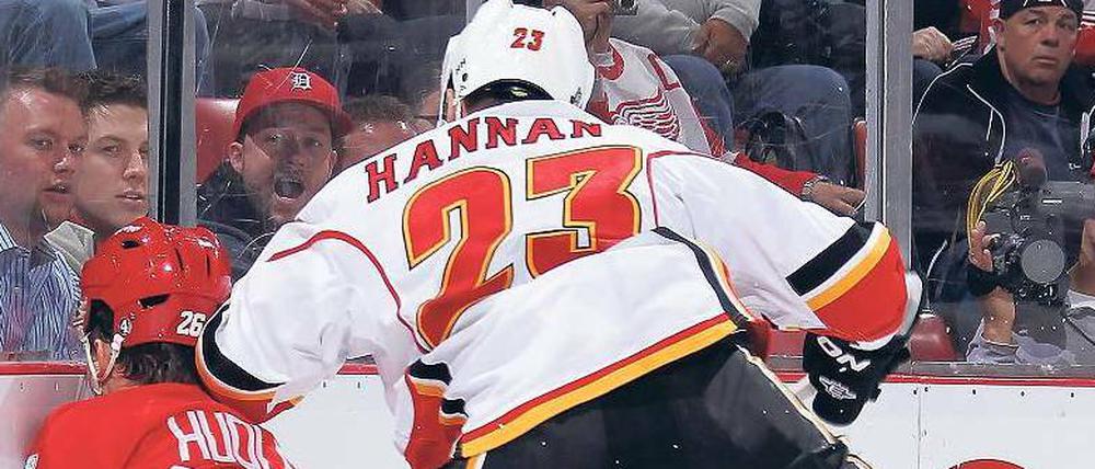 Das tut weh. Bei Bandenchecks im Eishockey ist die Gefahr einer Verletzung besonders hoch.