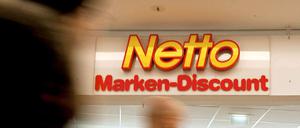Die Handelsketten Netto und Kaufland sollen Lagermitarbeiter mit rechtswidrigen Verträgen beschäftigt haben.