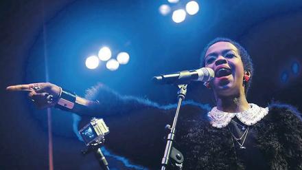 Röhren und Rappen. Lauryn Hill bei ihrem Berliner Auftritt. Foto: Britta Pedersen/dpa