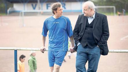„Männer in deinem Alter sollten keine kurzen Hosen mehr tragen“. Wilsberg (Leonard Lansink, rechts) zieht Freund Ekki (Oliver Korittke) auf. Foto: ZDF