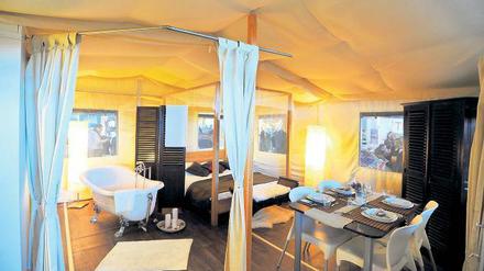 Heia Safari – aber etwas Luxus möcht’ schon sein. Dieser Camping-Palast ist mit Himmelbett, Badewanne, Essecke und Polstergarnitur ausgestattet. Foto: picture-alliance