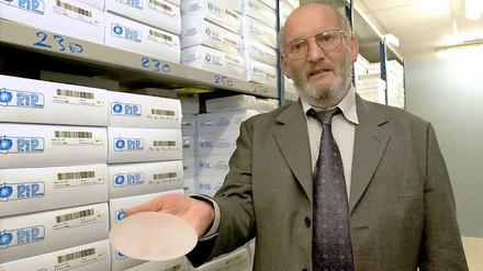 Der Gründer der Firma PIP, Jean-Claude Mas, mit einem seiner Billig-Brustimplantate.