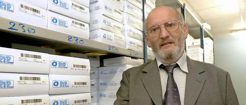 Der Gründer der Firma PIP, Jean-Claude Mas, mit einem seiner Billig-Brustimplantate.
