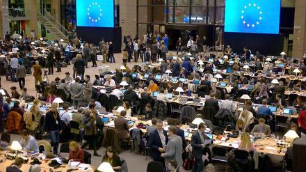 Die Staats- und Regierungschefs beraten beim EU-Gipfel in Brüssel, wie sie die Euro-Krise überwinden können. 