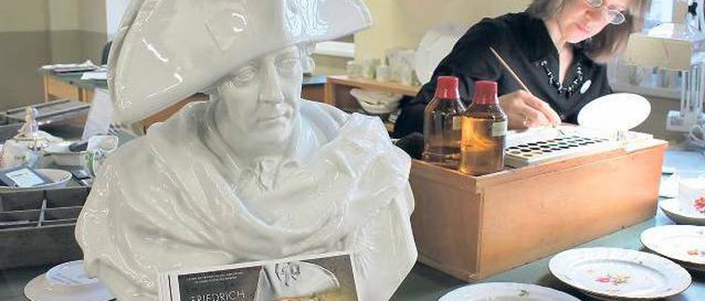 Nur echt mit Dreispitz. Selbstverständlich ist auch die KPM mit einem Friedrich-Spezialprogramm bei der Langen Nacht dabei. Im Jahr 1763 hatte der König dem Unternehmer Johann Ernst Gotzkowsky die Porzellan-Manufaktur abgekauft und sie dadurch zur „Königlichen“ gemacht. Foto: Ilona Studre