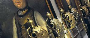 Preußischer Adler am Degen. Zur Zeit Friedrichs II. sollten Waffen auch präsentabel sein. Die Ausstellung auf der Plassenburg macht das in vielen Details deutlich. Foto: dpa