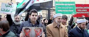 Demonstranten vor der russischen Botschaft in Istanbul kritisieren die Haltung Moskaus im Syrien-Konflikt.