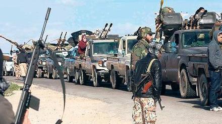 Die Waffen regieren noch immer. Ehemalige Rebellen an einem Checkpoint bei der Stadt Bani Walid, einer Hochburg der Anhänger Muammar al Gaddafis. Foto:Mahmoud Turkia/AFP