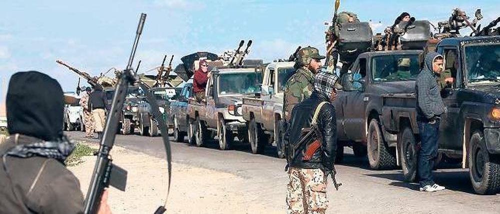 Die Waffen regieren noch immer. Ehemalige Rebellen an einem Checkpoint bei der Stadt Bani Walid, einer Hochburg der Anhänger Muammar al Gaddafis. Foto:Mahmoud Turkia/AFP
