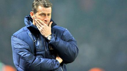 Zwei Spiele, zwei Niederlagen: Herthas neuer Trainer Michael Skibbe scheint zu ahnen, was in den nächsten Wochen auf sein Team zukommen könnte.