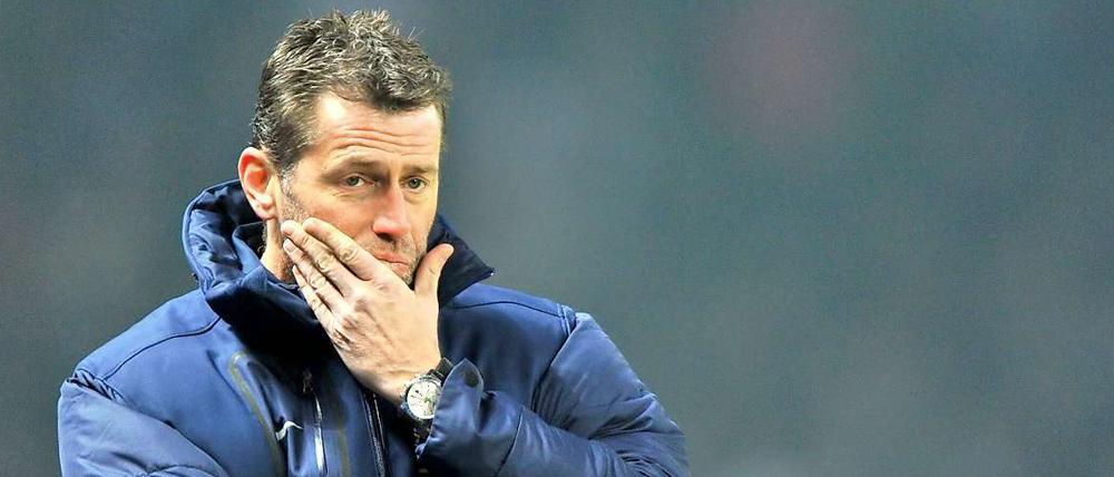 Zwei Spiele, zwei Niederlagen: Herthas neuer Trainer Michael Skibbe scheint zu ahnen, was in den nächsten Wochen auf sein Team zukommen könnte.