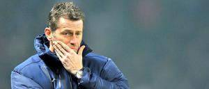Zwei Spiele, zwei Niederlagen: Herthas neuer Trainer Michael Skibbe scheint zu ahnen, was in den nächsten Wochen auf sein Team zukommen könnte.