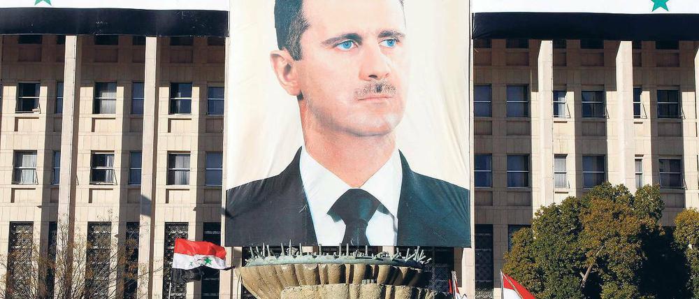 Vor der Zentralbank in Damaskus ist Baschar al Assad noch Herr des Geschehens.