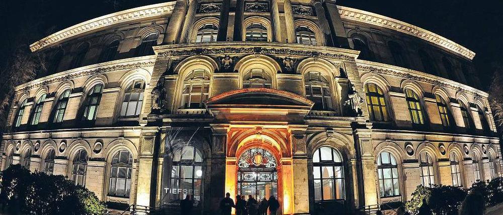Hingucker. Das Naturkundemuseum in der Invalidenstraße zieht die Besucher in der Langen Nacht der Museen magisch an. Foto: Arno Burgi/dpa