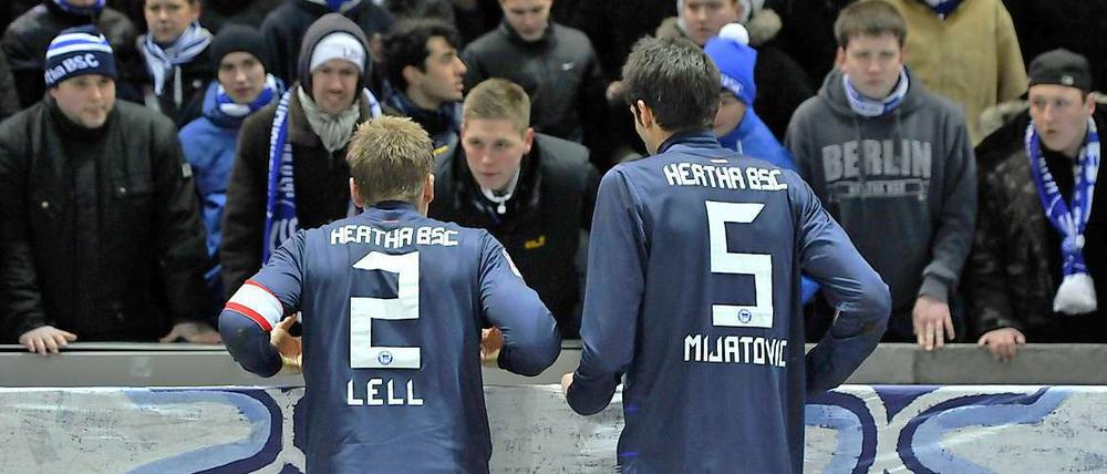 Andre Mijatovic und Christian Lell nach dem Hamburg-Spiel. Beide fehlen gesperrt gegen Hannover, Lell womöglich sogar noch länger wegen einer Verletzung.