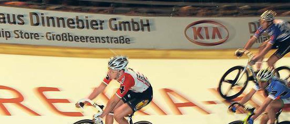 Runde um Runde. Heute hat das Sechstagerennen im Velodrom seinen Platz im Berliner Sportkalender sicher. Bei der Premiere 1997 gab es noch einige Probleme.