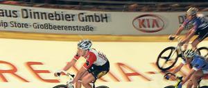 Runde um Runde. Heute hat das Sechstagerennen im Velodrom seinen Platz im Berliner Sportkalender sicher. Bei der Premiere 1997 gab es noch einige Probleme.