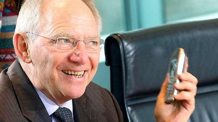 Gute Nachrichten für Finanzminister Schäuble. Die Neuverschuldung dürfte geringer ausfallen als zunächst gedacht.