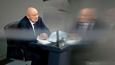 Marcel Reich-Ranicki spricht während einer Gedenkstunde anlässlich des 67. Jahrestages der Befreiung des Konzentrationslagers Auschwitz im Deutschen Bundestag.