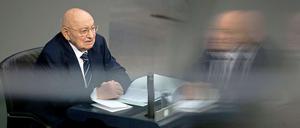 Marcel Reich-Ranicki spricht während einer Gedenkstunde anlässlich des 67. Jahrestages der Befreiung des Konzentrationslagers Auschwitz im Deutschen Bundestag.