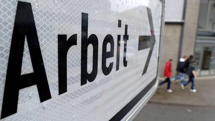 Hier geht's lang: Noch ist die Nachfrage nach Arbeitskräften stabil.