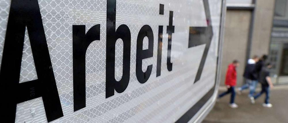 Hier geht's lang: Noch ist die Nachfrage nach Arbeitskräften stabil.