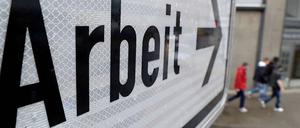 Hier geht's lang: Noch ist die Nachfrage nach Arbeitskräften stabil.